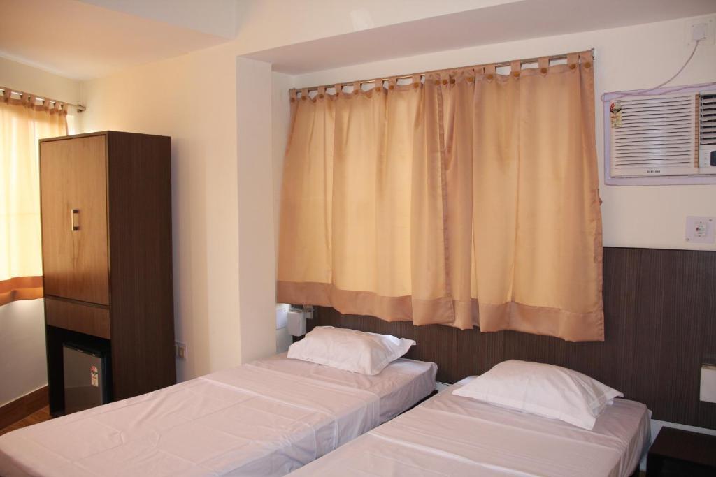 Down Town Guest House Колката Стая снимка
