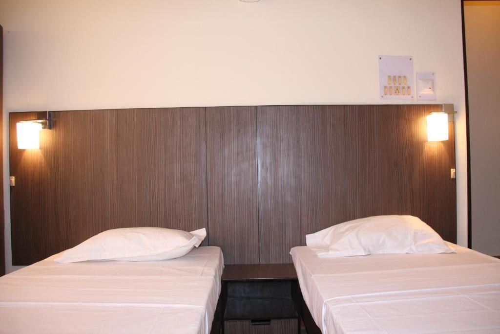 Down Town Guest House Колката Стая снимка