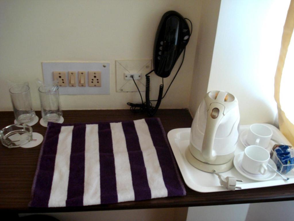 Down Town Guest House Колката Стая снимка