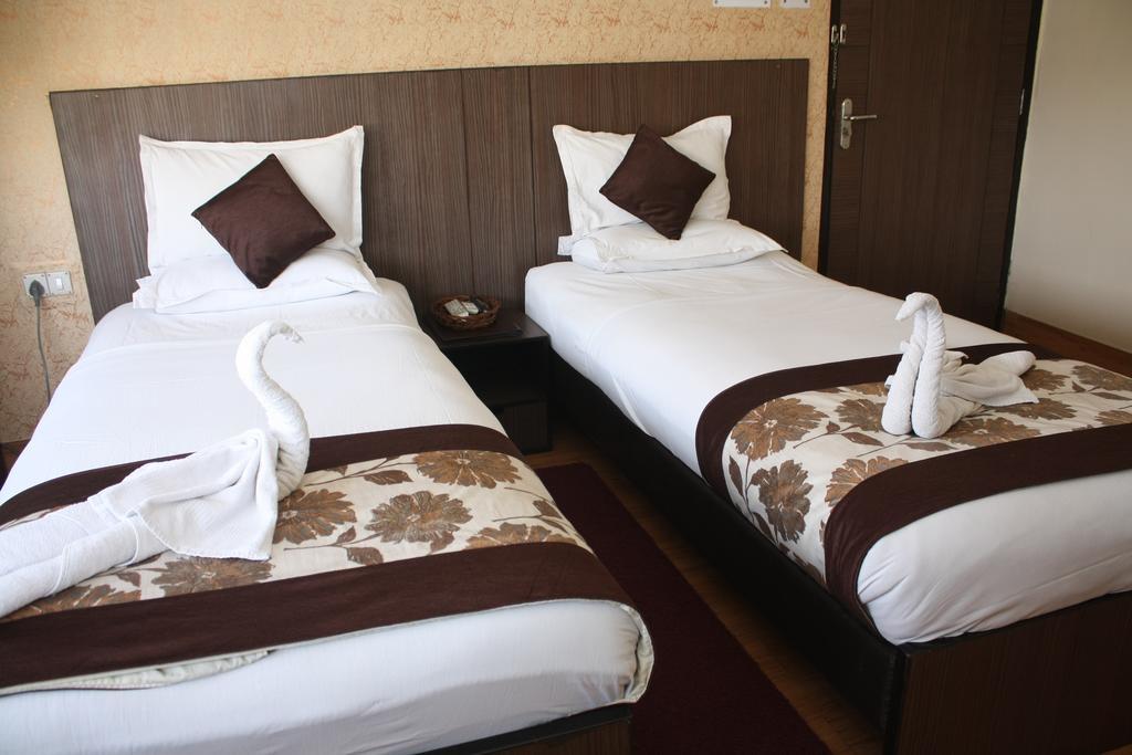 Down Town Guest House Колката Екстериор снимка