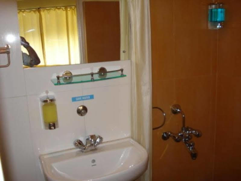 Down Town Guest House Колката Екстериор снимка